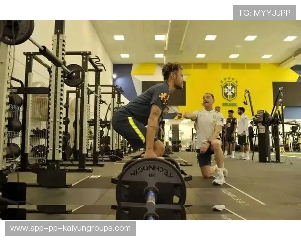 球星在训练课上帮助年轻球员提升射门精度