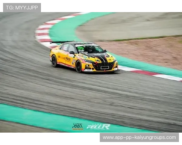 赛车冲出赛道飞上草坡，全场惊呼