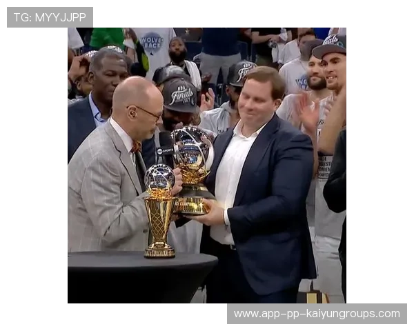 球员再夺荣誉奖杯🏆